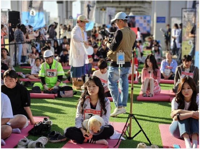 Những người tham gia cuộc thi Space Out tại cầu Jamsu ở Seoul ngày 12.5