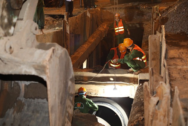 Các công nhân thực hiện sửa chữa tuyến ống thép nước sạch DN1.000