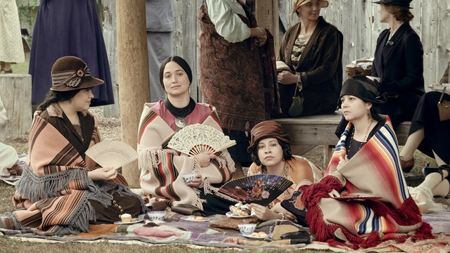 Trong phim Vầng trăng máu, những người phụ nữ bản địa thường khoác những tấm vải dệt của cộng đồng mình, tạo nên trào lưu quan tâm đến các giá trị cũ trong ngày hiện tại