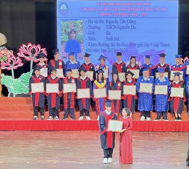 Lãnh đạo UBND quận 1 trao bằng khen cho học sinh Nguyễn Tấn Dũng, đạt giải trong kỳ thi học sinh giỏi cấp thành phố
