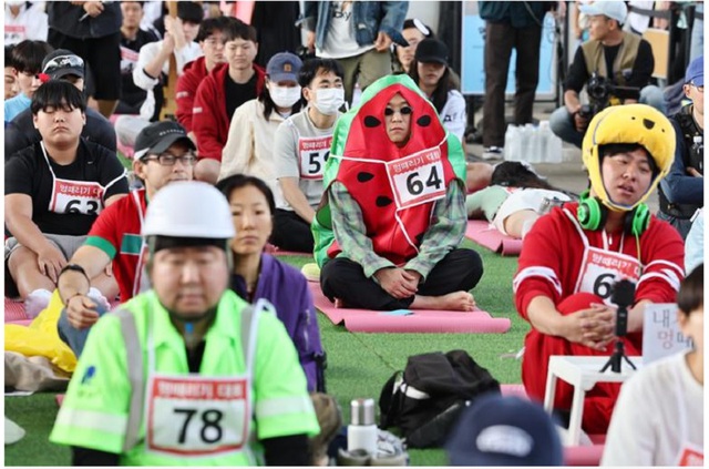 Nhiều người mặc trang phục độc đáo tham gia cuộc thi Space Out tại cầu Jamsu ở Seoul ngày 12.5