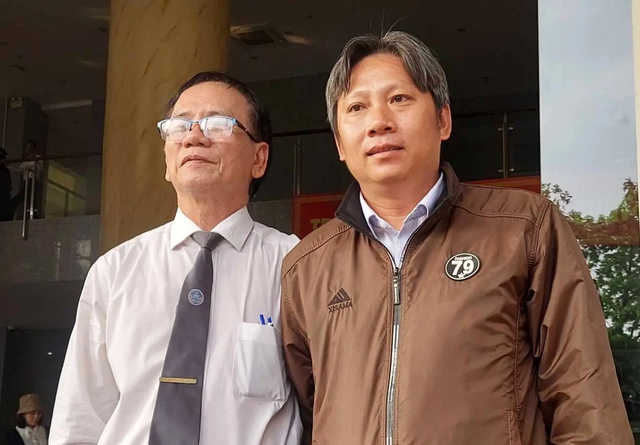 Ông Trần Thanh Phong (phải), cựu cán bộ CDC tỉnh Bình Dương, người vừa được miễn trách nhiệm hình sự, và luật sư sau phiên tòa phúc thẩm