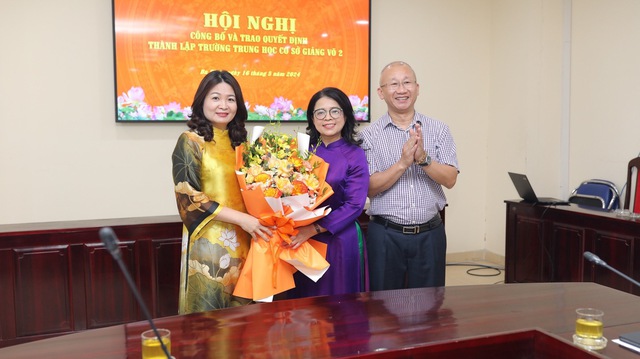 Nhà giáo Phạm Thị Hương Giang (thứ hai bìa phải) nhận quyết định làm Hiệu trưởng Trường THCS Giảng Võ 2