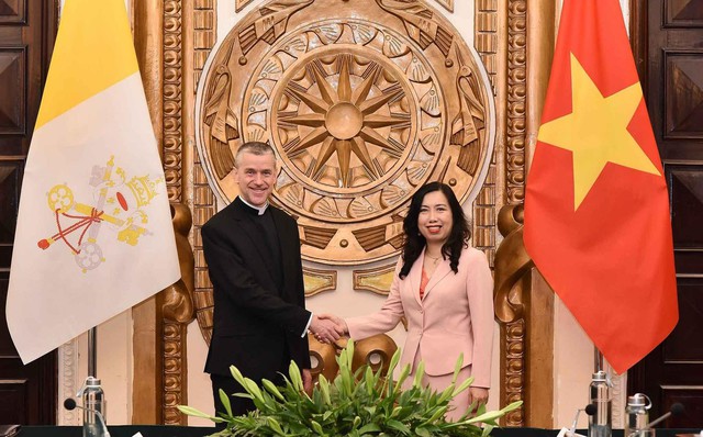 Thứ trưởng Ngoại giao Lê Thị Thu Hằng và Thứ trưởng Ngoại giao Tòa thánh Vatican