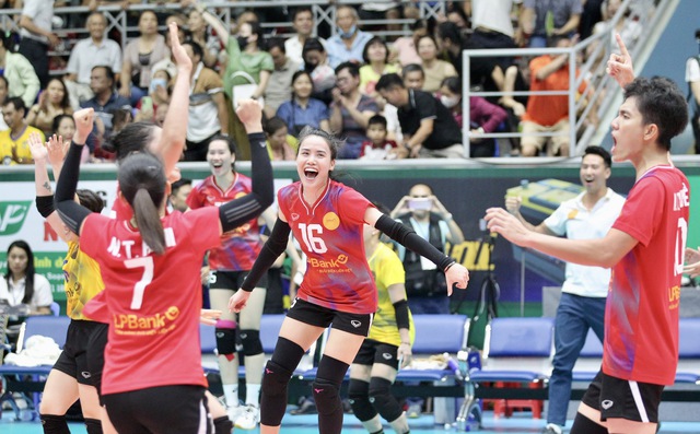Niềm vui của các cô gái đội LPBank Ninh Bình khi giành quyền vào chung kết giải bóng chuyền nữ quốc tế VTV9-Bình Điền 2024