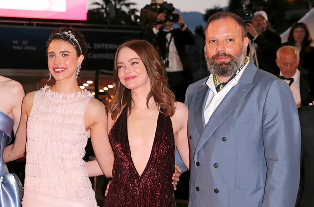 Margaret Qualley, Emma Stone và Yorgos Lanthimos trong buổi ra mắt phim Kinds of Kindness tại LHP Cannes