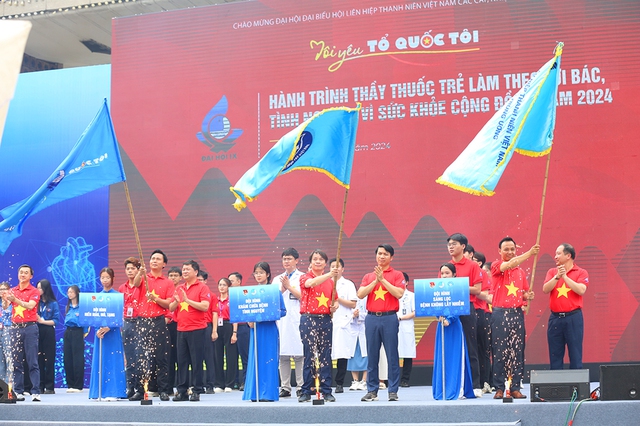 Anh Nguyễn Ngọc Lương và các đại biểu tại chương trình ra mắt các đội hình tình nguyện