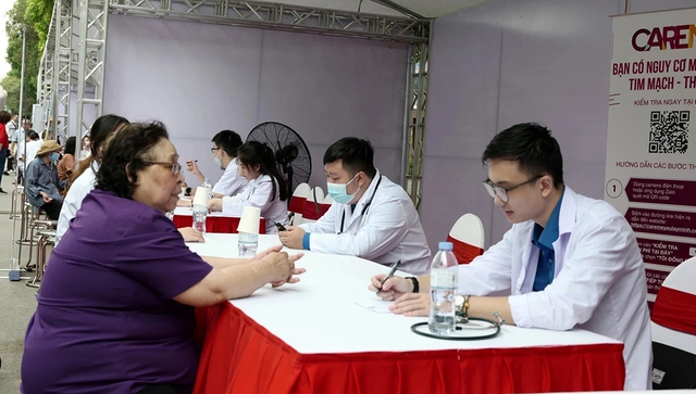 Y, bác sĩ trẻ khám bệnh cho người dân trong buổi lễ ra quân hành trình tại Hà Nội