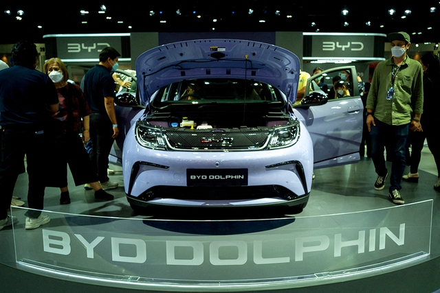 Khách tham quan mẫu xe điện BYD Dolphin tại một triển lãm xe ở Thái Lan vào năm 2023
