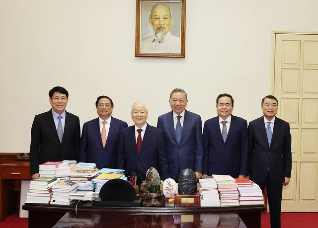 Tổng Bí thư Nguyễn Phú Trọng làm việc cùng các lãnh đạo chủ chốt