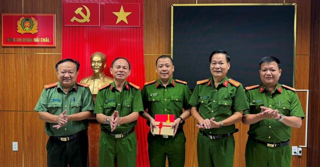 Ban lãnh đạo Công an Q.Hải Châu thưởng nóng Đội Cảnh sát hình sự