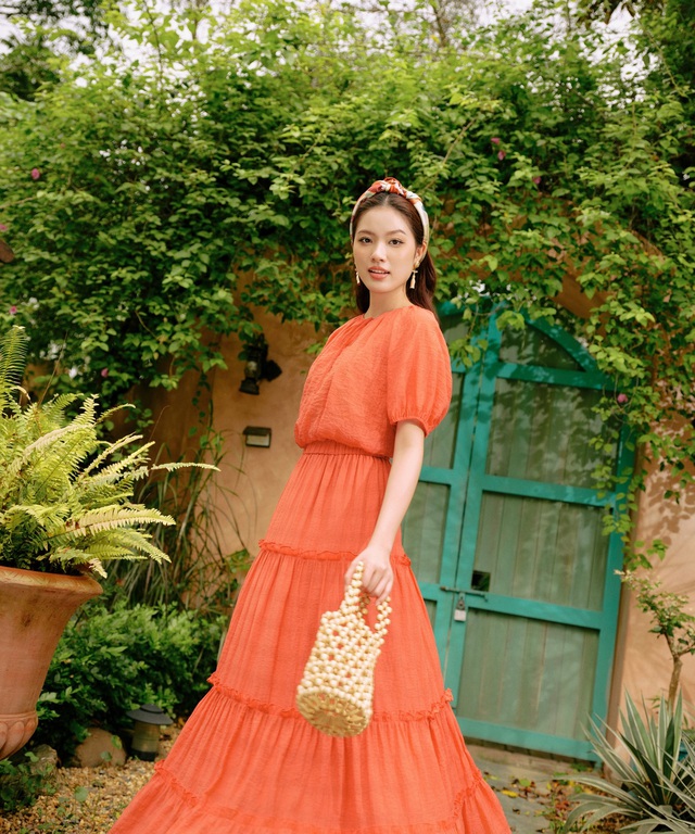 Xu thế lựa chọn trang phục chất liệu từ thiên nhiên ngày càng được ưa chuộng- Ảnh 1. Xuất hiện với vẻ ngoài thanh lịch cùng gam màu rực rỡ, mẫu váy liền mang đến nàng dáng vẻ dịu dàng đầy cuốn hút. Chất liệu vải đũi từ thiên nhiên một lần nữa khiến những quý cô hiện đại phải say đắm bởi sự mềm mát trên da, nhẹ tênh khi mặc và phom dáng bay bổng
