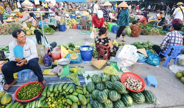 Những ngôi chợ độc đáo: Đang đêm đốt đèn họp chợ- Ảnh 2.