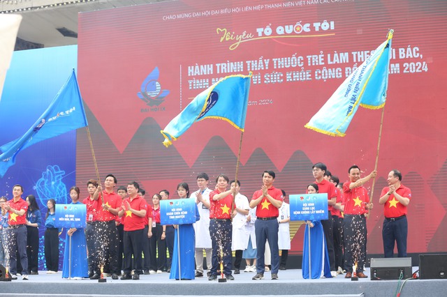 Anh Nguyễn Ngọc Lương và các đại biểu tại chương trình ra mắt 4 đội hình tình nguyện