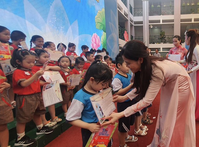 Bà Lê Thị Bình, Trưởng phòng GD-ĐT quận Phú Nhuận (TP.HCM), tặng thư khen cho học sinh