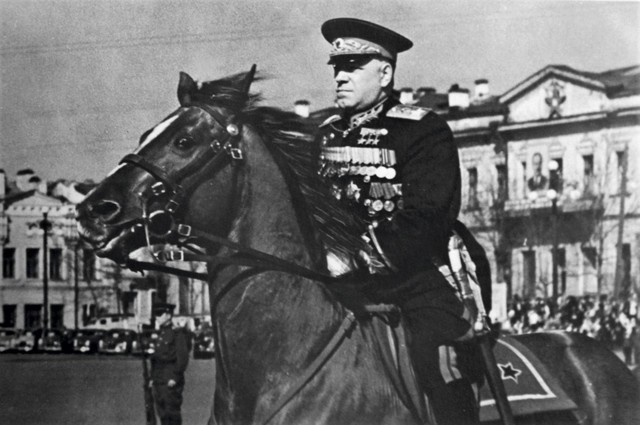 Nguyên soái Georgy Zhukov trong một lễ duyệt binh