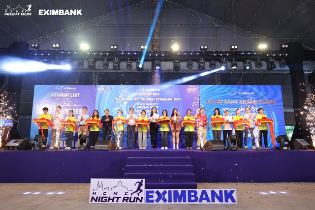 Giải chạy đêm Ho Chi Minh City Night Run Eximbank 2024 chính thức khai mạc- Ảnh 1.