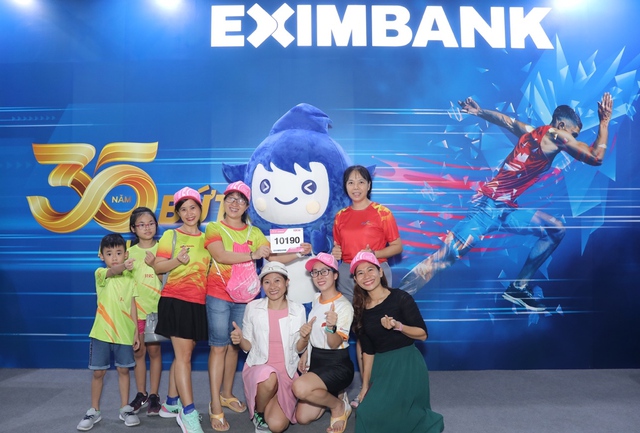 Giải chạy đêm Ho Chi Minh City Night Run Eximbank 2024 chính thức khai mạc- Ảnh 4.