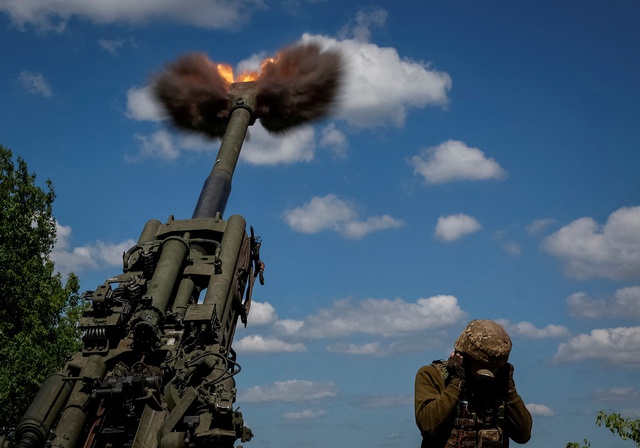 Binh sĩ Ukraine bắn lựu pháo M777 do Mỹ sản xuất vào năm 2022