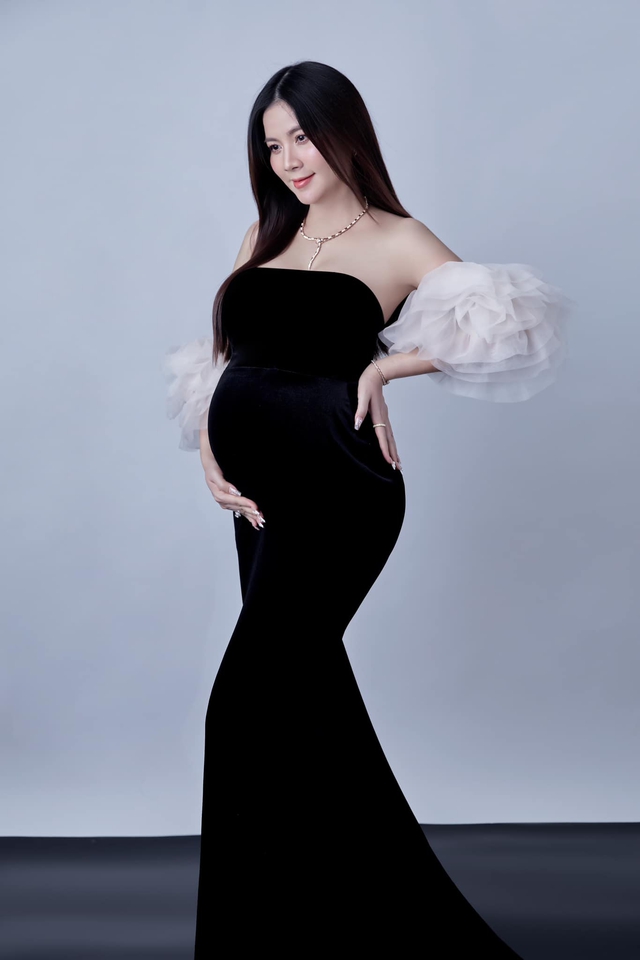 Nhan sắc tươi tắn, rạng rỡ của nữ diễn viên dù đang mang thai