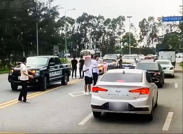 Hành vi dừng đoàn xe ô tô trên đường của Hải Idol và đồng phạm để chụp ảnh gây tắc nghẽn giao thông đã cấu thành tội danh gây rồi trật tự công cộng