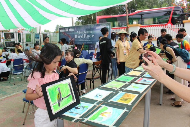 Bé Minh Châu tham gia vẽ tranh chim hoang dã