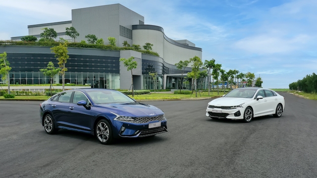 Sedan hạng D: Toyota Camry lại 'một mình một chợ'- Ảnh 3.