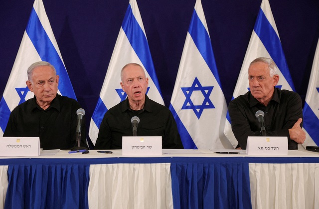 Ba thành viên trong nội các chiến tranh Israel: (từ trái qua) Thủ tướng Benjamin Netanyahu, Bộ trưởng Quốc phòng Yoav Gallant và Bộ trưởng Benny Gantz