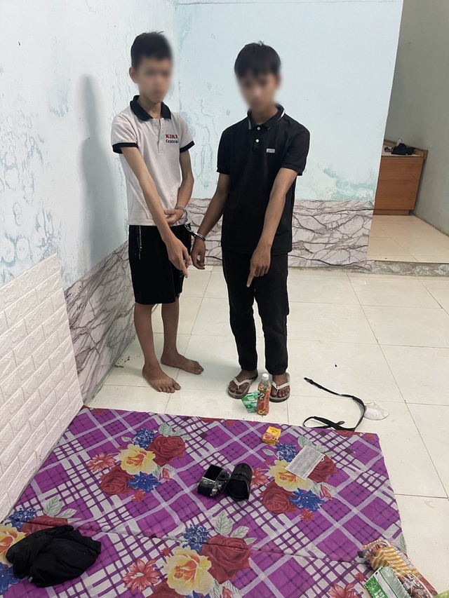 2 bị can lúc bị bắt giữ tại nhà nghỉ TP.Tam Kỳ (Quảng Nam)