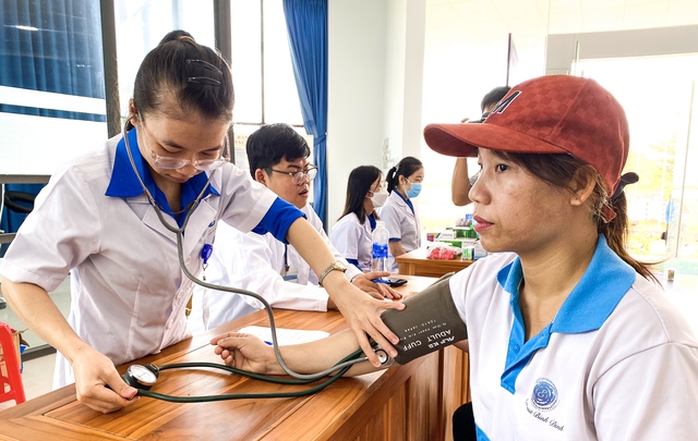 Khám bệnh, cấp phát thuốc miễn phí cho thanh niên công nhân tại Khu kinh tế Nhơn Hội