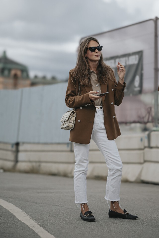 Góc nhìn phong cách đường phố về cách kết hợp quần jeans trắng theo trang phục công sở