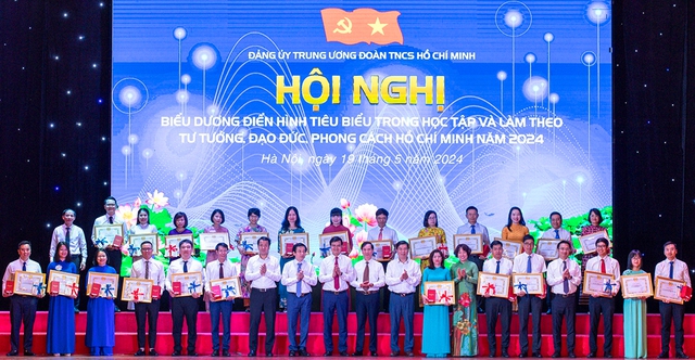 Đại biểu tham dự hội nghị và các điển hình tiên tiến được tuyên dương