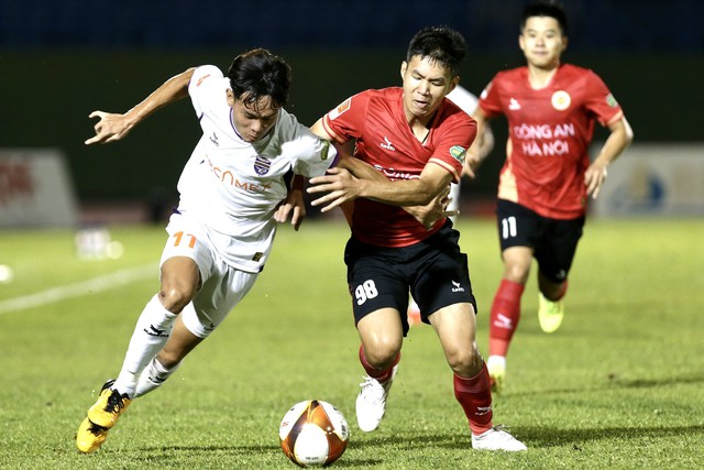 CLB Bình Dương (trái) vẫn còn cơ hội vô địch V-League 2023-2024