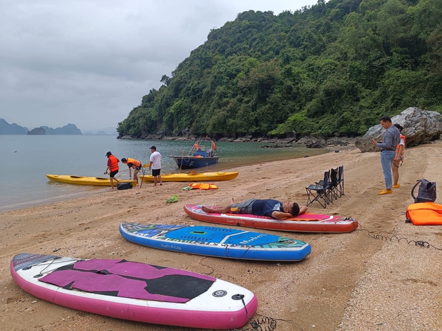 Xuồng không đăng ký đăng kiểm chở khách đến các bãi cát nơi tổ chức chèo kayak trái phép cho khách du lịch trên vịnh Bái Tử Long