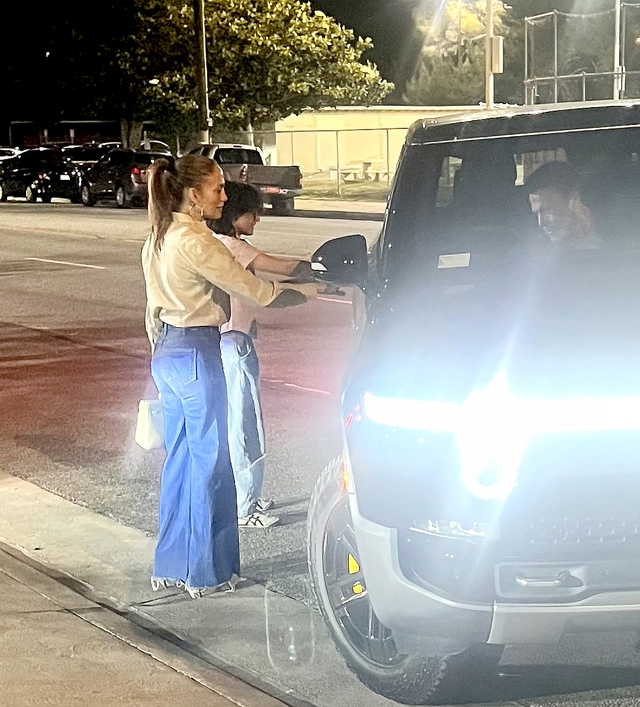 Ben Affleck lái xe đưa hai mẹ con Jennifer Lopez về nhà. Tuy nhiên, những hình ảnh mới của họ không đủ để dập tắt tin đồn rạn nứt