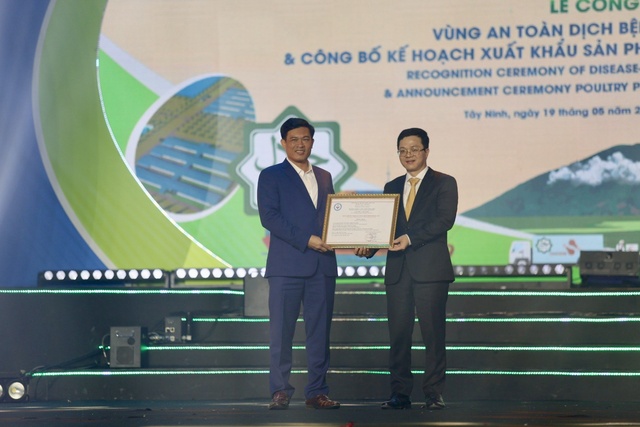 Cục trưởng Cục Thú y Nguyễn Văn Long trao chứng nhận Vùng chăn nuôi an toàn dịch bệnh cho H.Tân Châu.