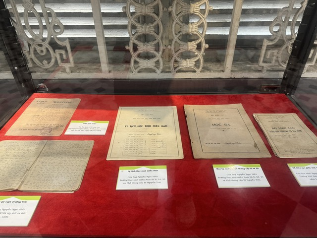 Hồ sơ lý lịch và học bạ của học sinh miền Nam trên đất Bắc (1954 - 1975) giới thiệu tại triển lãm