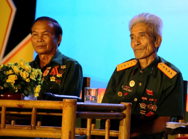 Ông Nguyễn Văn Bạch (phải) trầm tư kể về những ngày mở đường Trường Sơn đầy ác liệt