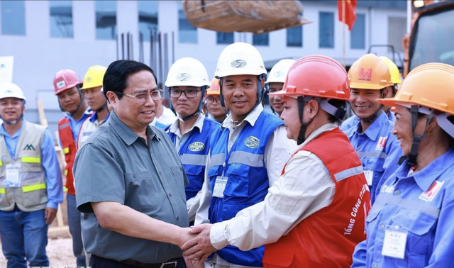 Thủ tướng bắt tay công nhân thi công dự án mở rộng nhà ga T2 Nội Bài