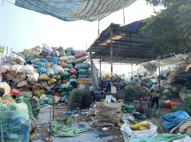 Nhựa chất thành đống tại lán trại của một hộ dân trong thôn Xà Cầu