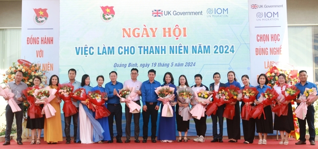 Ban tổ chức tặng quà lưu niệm cho các doanh nghiệp trên địa bàn tỉnh Quảng Bình
