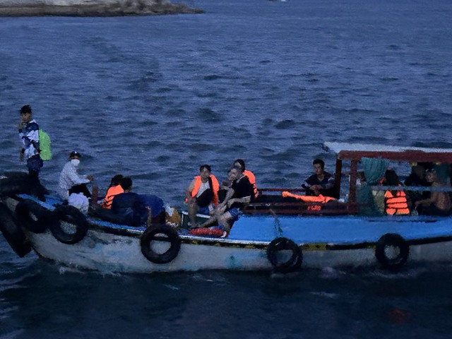 Bộ đội biên phòng Bình Thuận bắt quả tang  tàu cá đưa khách đi tham quan đảo Hòn Hải vào ban đêm