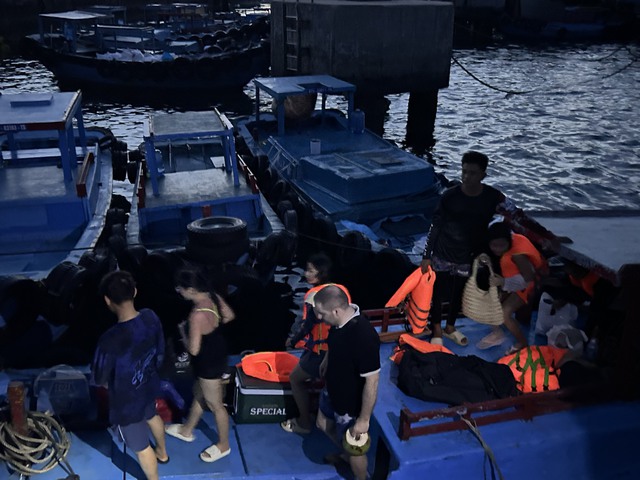 Biên phòng Bình Thuận bắt quả tang tàu cá đưa cả khách du lịch nước ngoài trên đường đến đảo Hòn Hải tham quan