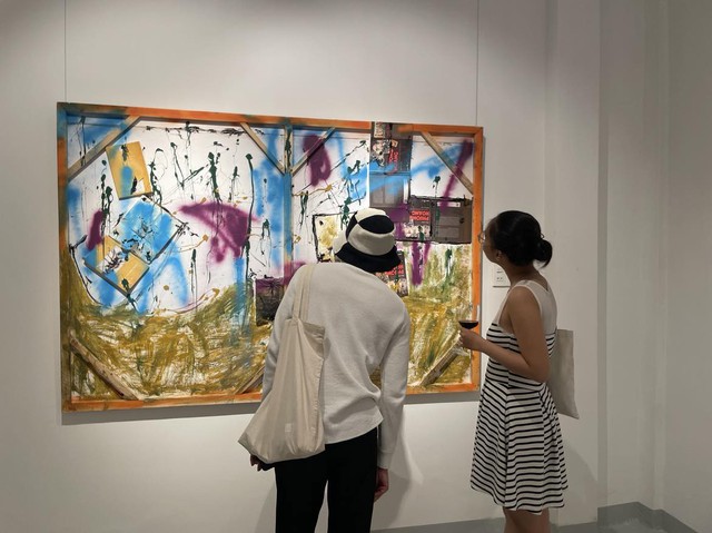 Khán giả thích thú thưởng thức các tác phẩm mới của họa sĩ tại triển lãm