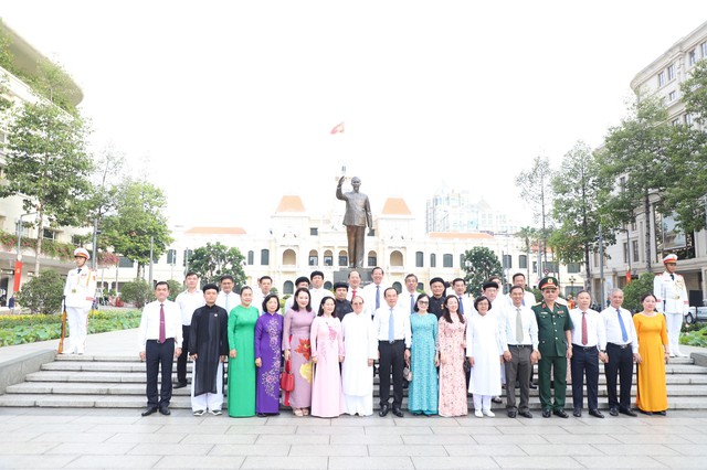 Lãnh đạo TP.HCM dâng hương Chủ tịch Hồ Chí Minh dịp sinh nhật Bác 19.5 - Ảnh 2.