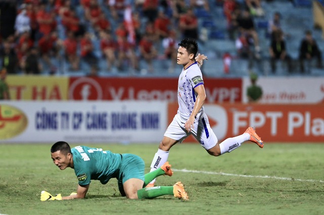 HLV Đình Triệu trong một trận đấu tại V-League