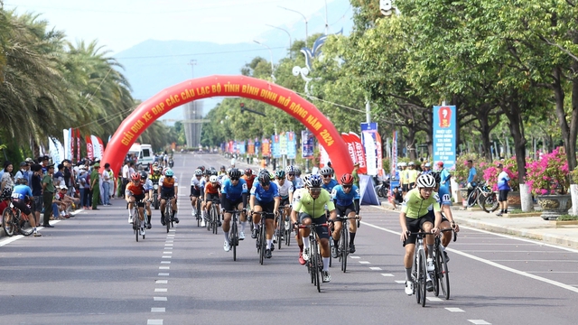 Các VĐV tham gia giải đua xe đạp các CLB tỉnh Bình Định mở rộng năm 2024