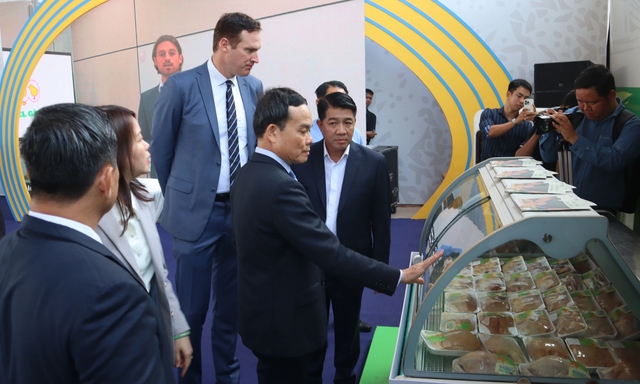 Phó Thủ tướng Trần Lưu Quang xem các sản phẩm xuất khẩu sang các thị trường Halal