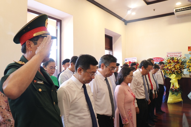Đoàn đại biểu lãnh đạo TP.HCM mặc niệm tưởng nhớ Chủ tịch Hồ Chí Minh tại Bảo tàng Hồ Chí Minh