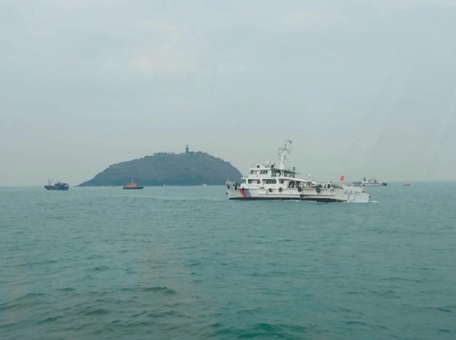 Lực lượng Tuần duyên Đài Loan làm việc trong chiến dịch cứu hộ sau khi một tàu cá Trung Quốc bị lật gần quần đảo Kim Môn do Đài Loan kiểm soát, trong ảnh được công bố ngày 14.3